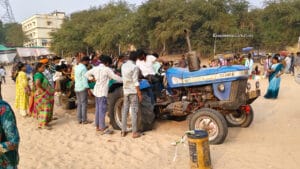 గోదావరిలో ట్రాక్టర్లు 