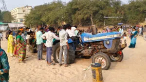 గోదావరిలో ట్రాక్టర్లు 