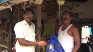 అంగర-చేనేత చీరను-చూపిస్తున్న-నేతన్న