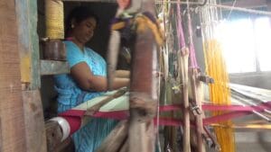 మగ్గంపై-చీర-నేస్తున్న- మహిళ- Hand-weaving